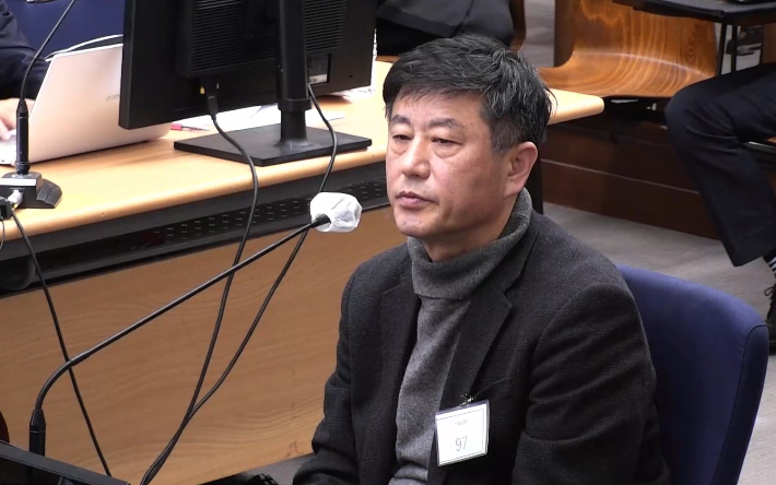 12·3 비상계엄을 모의했다는 의혹을 받는 노상원 전 국군정보사령관이 8일 서울중앙지법에서 열린 윤석열 전 대통령의 내란 우두머리, 직권남용 권리행사방해 혐의 사건 속행 공판에서 증언을 거부하고 있다. 연합뉴스