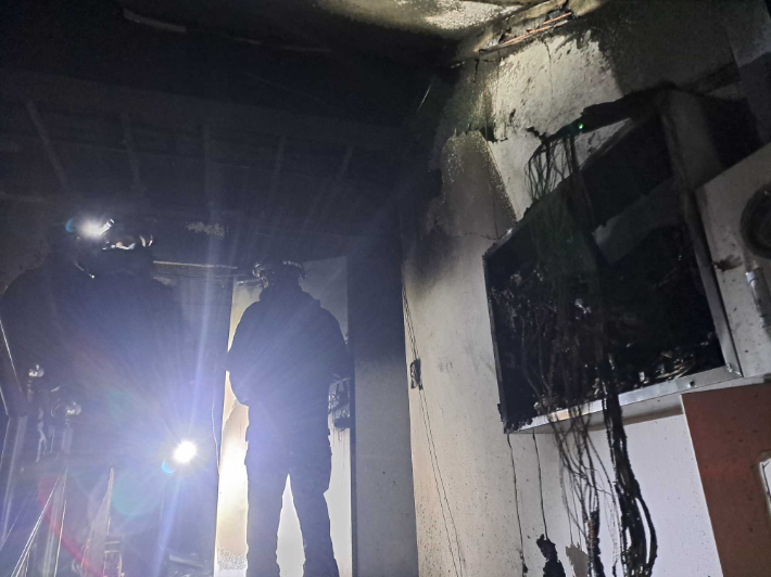 9일 오전 1시 34분쯤 강원 강릉시 성산면 금산리의 한 원룸에서 화재가 발생했다. 강원소방본부 제공