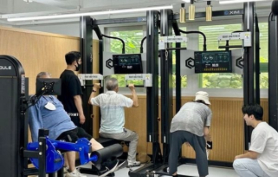 디지털 복지관에서 어르신 건강관리 장비를 활용할 수 있다. 부산시 제공
