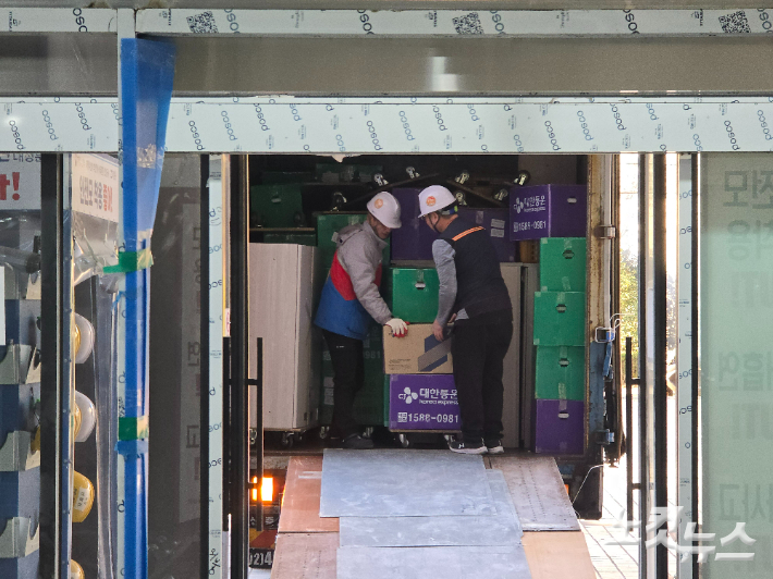 부산에 처음 도착한 해양수산부 이사 물량 하차 작업. 송호재 기자