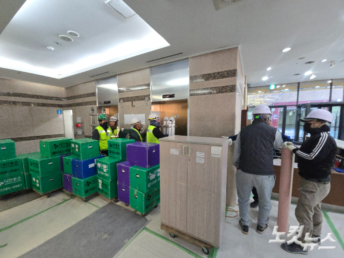 첫 이사 작업이 진행 중인 부산 동구 해양수산부 임시청사 본관 로비. 송호재 기자