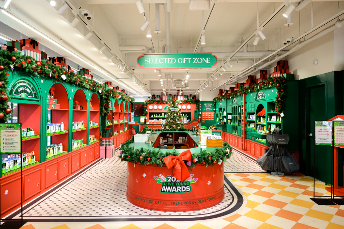 '2025 올리브영 어워즈'를 기념하여 꾸며진 '트렌드팟 바이 올리브영홍대' 내부 전경. CJ올리브영 제공