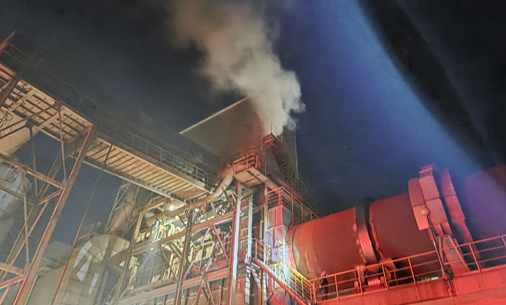 경주시 강동면의 한 비철제련 공장에서 불이 났다. 경북소방본부 제공