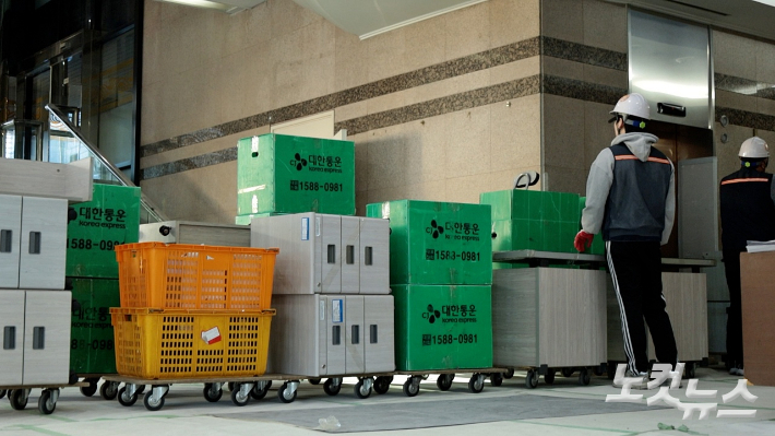 9일 해양수산부 부산 본관 1층 로비에 쌓인 이삿짐. 국재일 아나운서·설유정PD