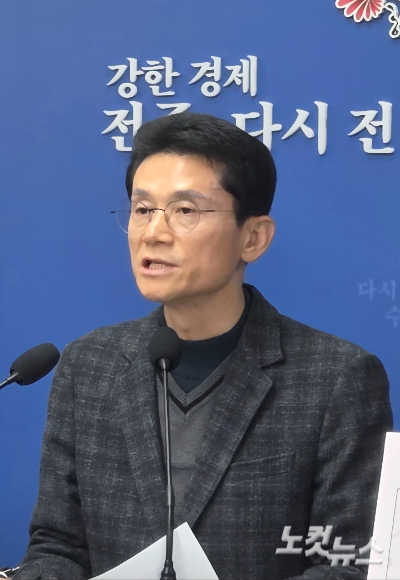 최준범 전주시 대중교통국장이 9일 시청에서 기자회견을 열어 시내버스 지간선선제 노선 개편에 대해 설명하고 있다. 최명국 기자