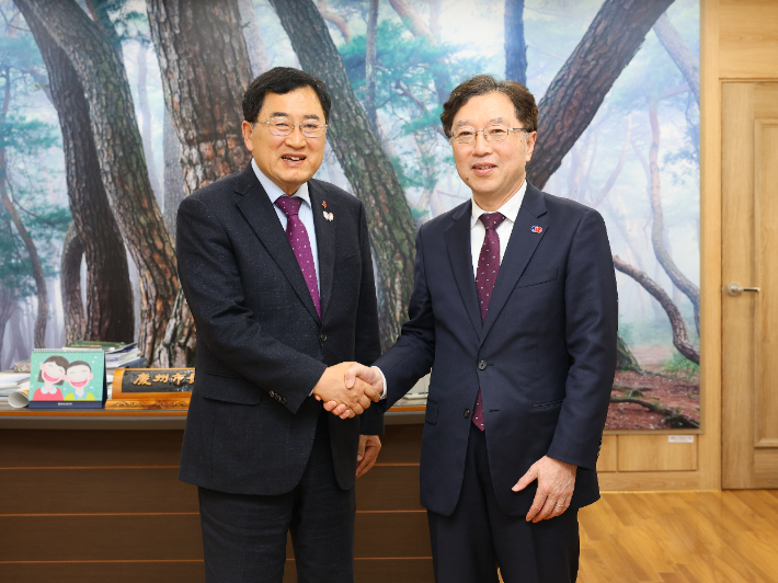 주낙영 경주시장이 경주시청에서 오스카 츠요시 주부산일본총영사와 만나 APEC 경주 개최 성과와 교류 확대 방안을 논의하며 악수하고 있다. 경주시 제공