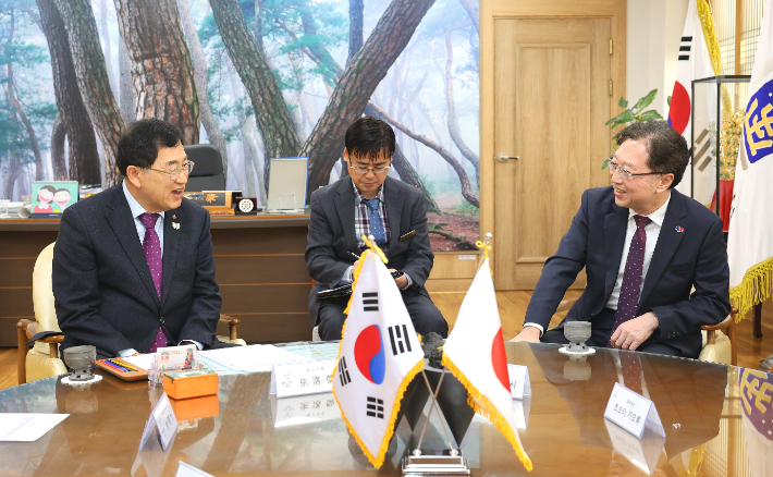 주낙영 경주시장(왼쪽)과 오스카 츠요시 주부산일본총영사가 한일 자매도시 교류 확대와 APEC 이후 협력 과제를 주제로 환담을 나누고 있다. 경주시 제공