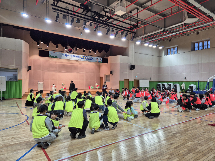 경주시 가족센터가 화랑마을 풍류홀에서 개최한 가족운동회에서 참가 가족들이 팀을 이뤄 레크리에이션 프로그램에 참여하며 즐거운 시간을 보내고 있다. 경주시 제공