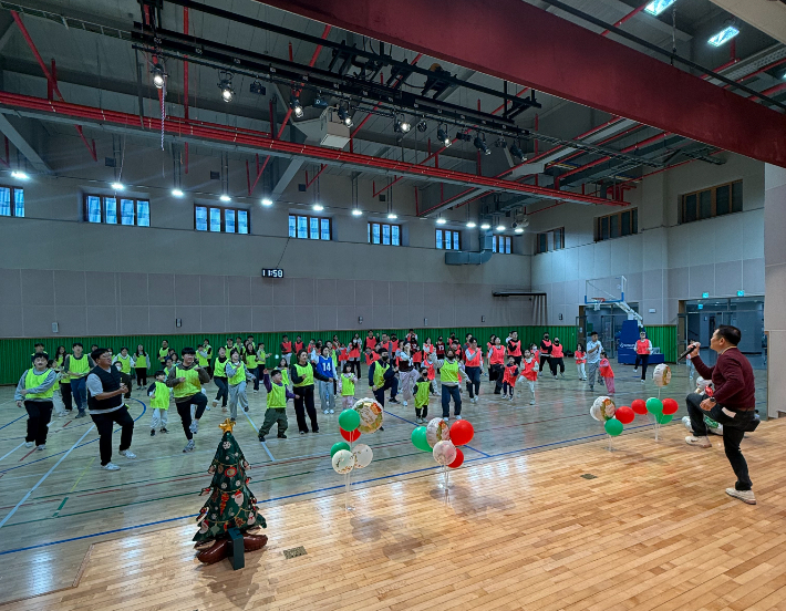 경주시 가족센터가 화랑마을 풍류홀에서 개최한 가족운동회에서 참가 가족들이 팀을 이뤄 레크리에이션 프로그램에 참여하며 즐거운 시간을 보내고 있다. 경주시 제공
