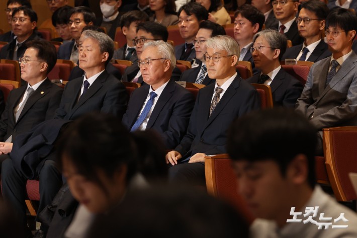 천대엽 법원행정처장이 9일 오전 서울 서초구 서울법원종합청사에서 열린 국민 위한 사법제도 공청회에 참석해 자리하고 있다.