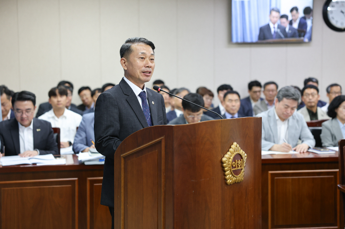 이재태 전남도의원(더불어민주당·나주 3)이 전남도의회 기획행정위원회에서 '전라남도 이주배경청소년 지원 조례안'을 대표 발의하고 있다 전남도의회 제공