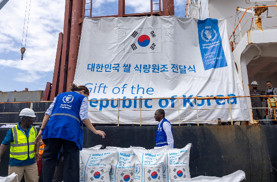 한국농수산식품유통공사(aT)는 지난 8일 부산항에서 아프리카 나미비아로 가는 1632톤의 해외원조 쌀 출항식을 가졌다. aT 제공