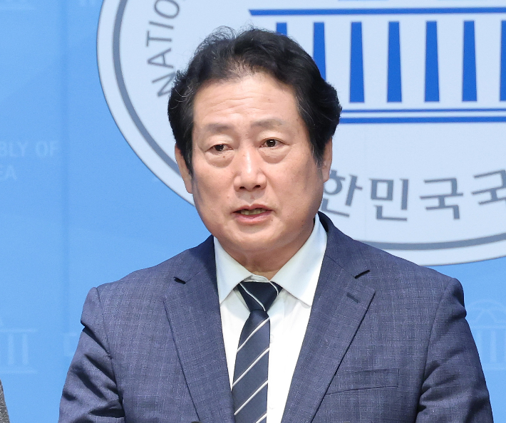 더불어민주당 유동철 부산 수영구 지역위원장이 9일 국회 소통관에서 최고위원 보궐선거 출마 선언 기자회견을 하고 있다. 연합뉴스