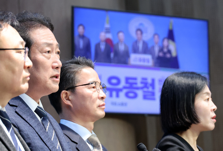 더불어민주당 유동철 부산 수영구 지역위원장이 9일 국회 소통관에서 최고위원 보궐선거 출마 선언 기자회견을 하고 있다. 연합뉴스