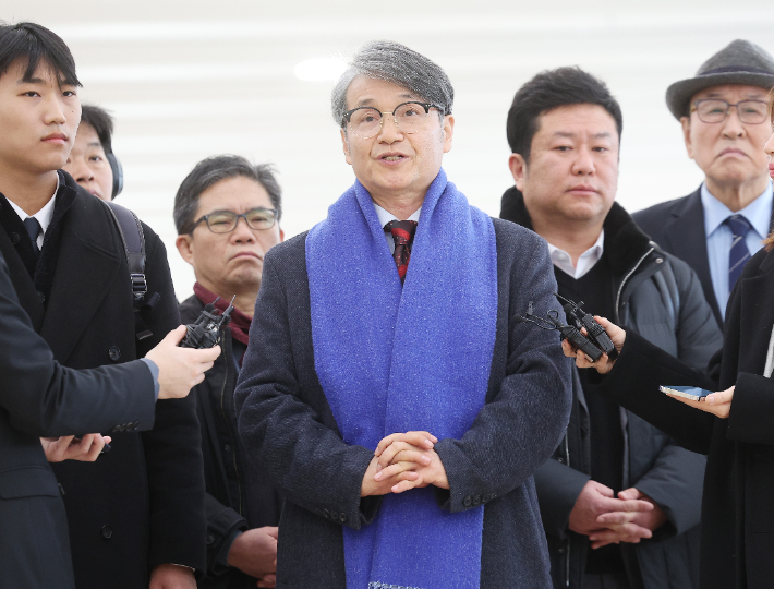 김건희 여사에게 디올백을 선물한 최재영 목사가 9일 서울 광화문 KT 빌딩에 마련된 민중기 특별검사 사무실에 참고인 신분으로 출석하며 취재진의 질문에 답하고 있다. 연합뉴스