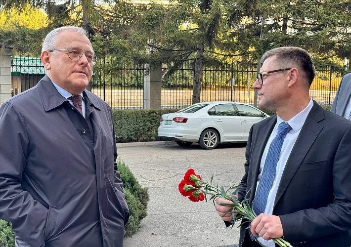 알렉산드르 마체고라 주북 러시아 대사(왼쪽). 연합뉴스