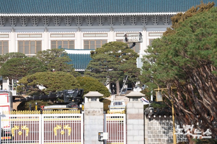 용산 대통령 집무실을 청와대로 이전하는 작업이 진행중인 9일 서울 종로구 청와대에 관계자들이 조경 작업을 하고 있다.