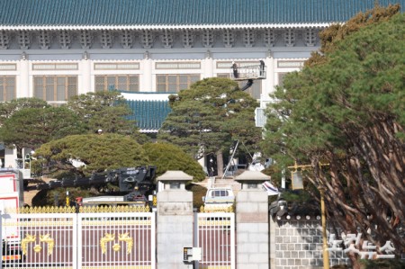 용산 대통령 집무실을 청와대로 이전하는 작업이 진행중인 9일 서울 종로구 청와대에 관계자들이 조경 작업을 하고 있다.