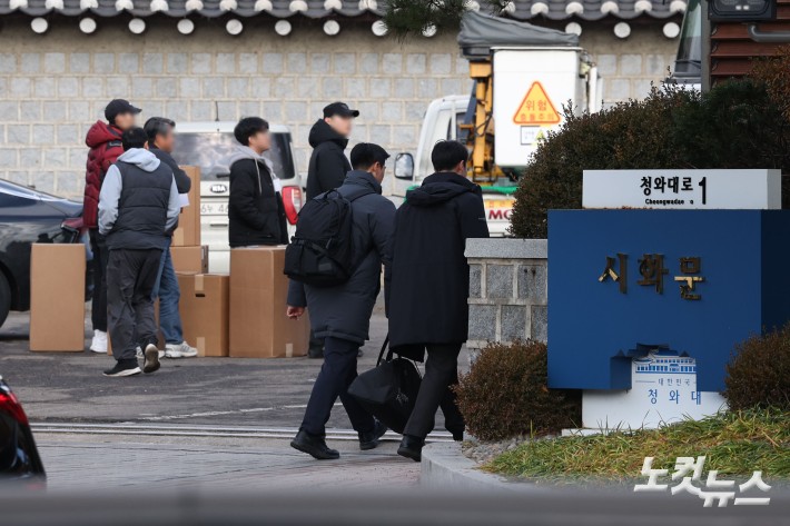 용산 대통령 집무실을 청와대로 이전하는 작업이 진행중인 9일 서울 종로구 청와대 시화문으로 업무용 물품을 옮기는 작업이 진행되고 있다.