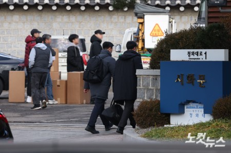용산 대통령 집무실을 청와대로 이전하는 작업이 진행중인 9일 서울 종로구 청와대 시화문으로 업무용 물품을 옮기는 작업이 진행되고 있다.