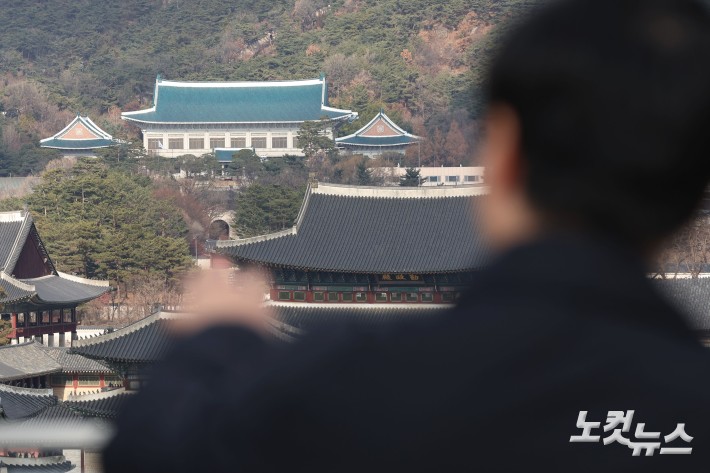용산 대통령 집무실을 청와대로 이전하는 작업이 진행중인 9일 서울 종로구 청와대 본관의 모습.