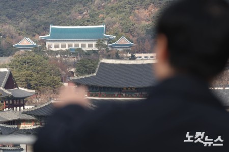 용산 대통령 집무실을 청와대로 이전하는 작업이 진행중인 9일 서울 종로구 청와대 본관의 모습.