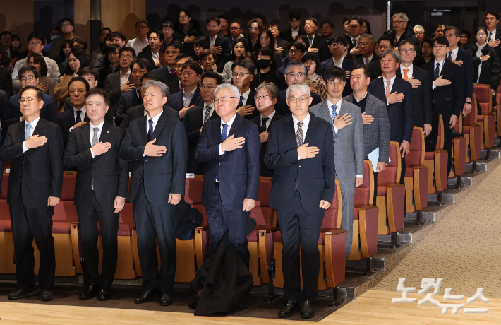 천대엽 법원행정처장을 비롯한 참석자들이 9일 오전 서울 서초구 서울법원종합청사에서 열린 국민 위한 사법제도 공청회에서 국민의례를 하고 있다. 류영주 기자