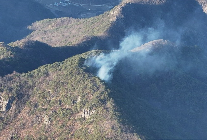 8일 오후 3시 19분쯤 경북 청송군 청송읍 거대리의 산에서 난 불이 18시간 30여 분만인 9일 오전 9시 57분쯤 진화가 완료됐다. 경북소방본부 제공