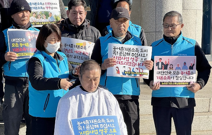 류경완 도의원이 농어촌 기본소득 예산 복원을 호소하며 삭발하고 있다. 연합뉴스