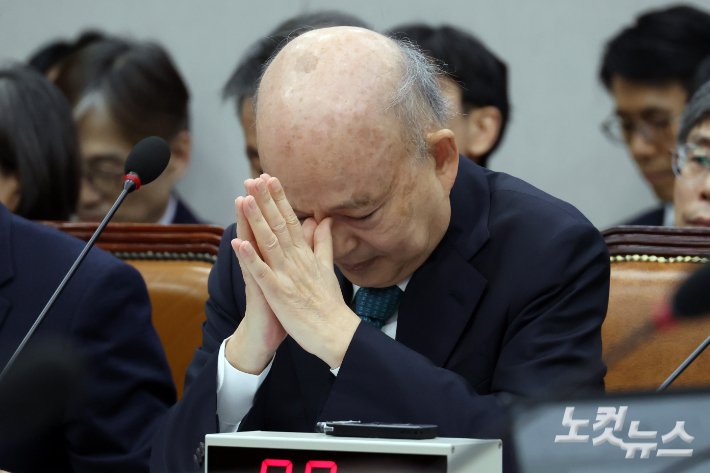 안창호 국가인권위원장이 생각에 잠겨있다. 윤창원 기자