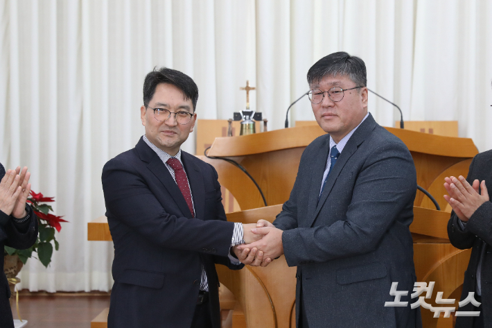 임원 교체식에서 이임하는 이성진 목사(오른쪽)와 신임 최월식 목사(왼쪽)가 악수하는 모습. 최화랑 기자