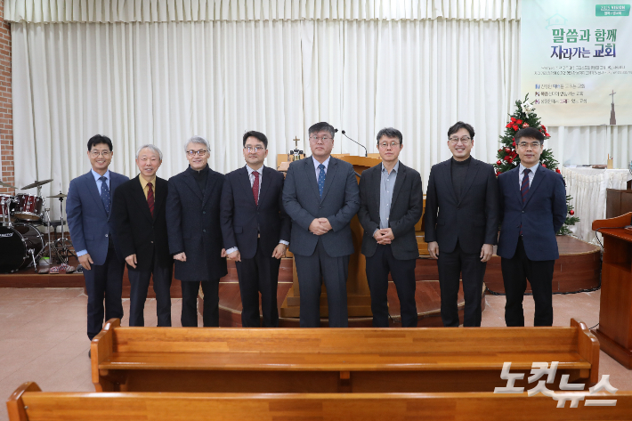 봉동지역교회연합회 정기총회에 참석한 목사·장로 회원들이 함께 기념촬영하는 모습. 최화랑 기자