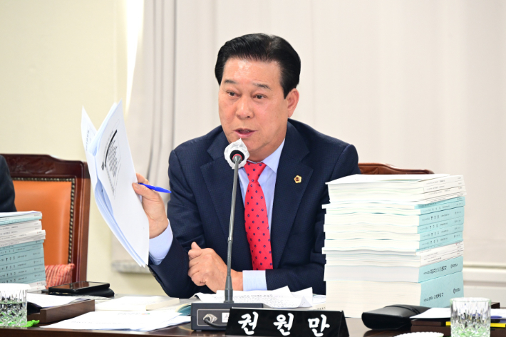 권원만 도의원. 경남도의회 제공 