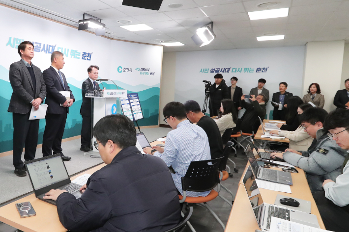 육동한 춘천시장은 9일 시청 브리핑룸에서 2026~2027 교통안전 개선계획을 발표했다. 춘천시 제공