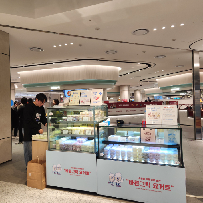 바른그릭의 롯데백화점 팝업스토어. 이남중(왼쪽) 제공