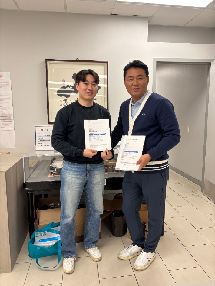 LA 한인타운 코리아타운 플라자측과 입점 계약 협의중인 이남중(왼쪽) 대표. 본인 제공