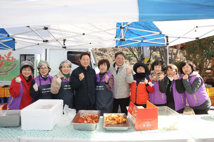 박완수 경남지사가 겨울철 취약계층 지원 현장을 점검했다. 경남도청 제공