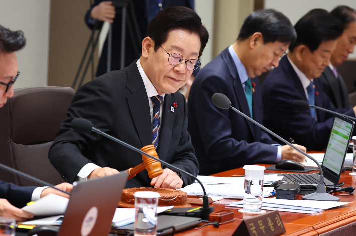 이재명 대통령이 9일 서울 용산 대통령실에서 국무회의 개회를 선언하며 의사봉을 두드리고 있다. 연합뉴스