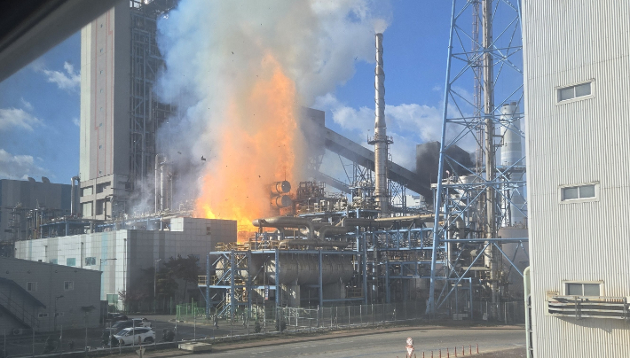 충남 태안군 원북면 태안화력발전소에서 폭발음과 함께 불이 났다는 신고가 119에 접수돼 소방 당국이 출동 중인 가운데 화재 현장에서 불길이 치솟고 있다. 연합뉴스