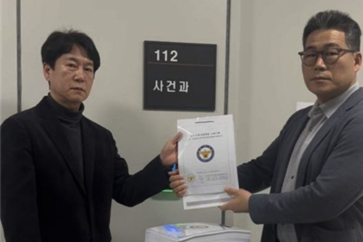 압수수색 영장을 신청하는 백해룡 경정(오른쪽). 연합뉴스