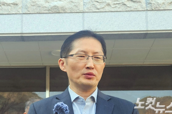 9일 창원지법 앞 박준영 변호사. 이형탁 기자