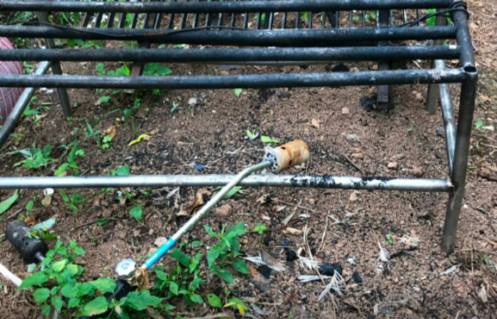 도살된 동물의 털을 태우는데 사용하던 토치와 작업 공간. 카라 제공