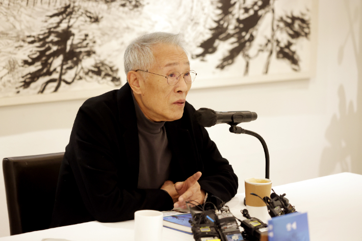 소설가 황석영이 9일 서울 중구 달개비에서 열린 장편소설 '할매' 출간 기자간담회에서 인사말을 하고 있다. 창비 제공 