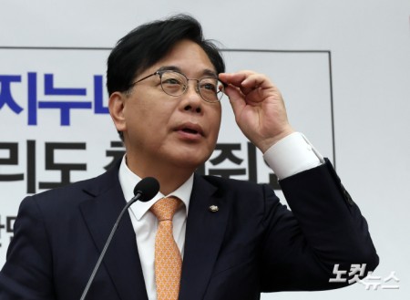 안경 올려쓰는 송언석 원내대표