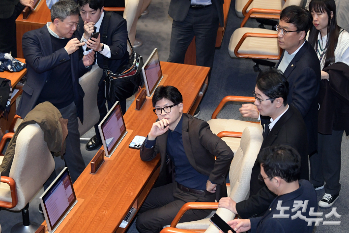 지난해 12월 3일, 국민의힘 한동훈 대표가 의원들과 함께 있는 모습. 윤창원 기자