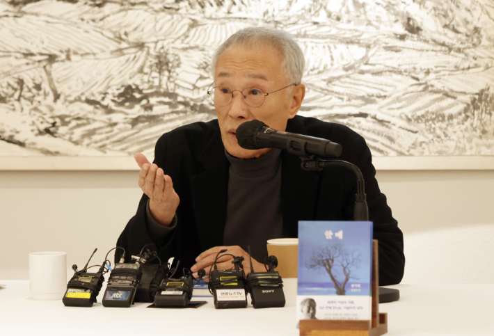 소설가 황석영이 9일 서울 중구 달개비에서 열린 장편소설 '할매' 출간 기자간담회에서 집필 배경을 설명하고 있다. 창비 제공