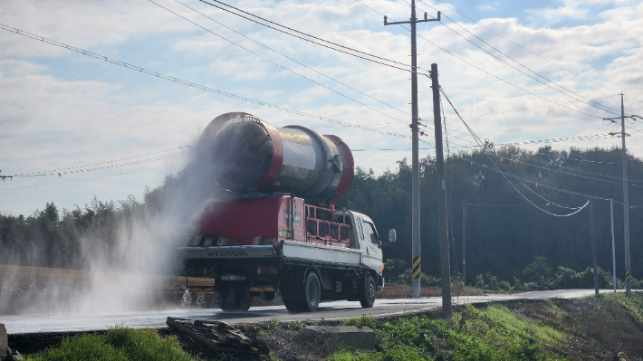 전라남도가 9일 H5형 조류인플루엔자(AI) 항원이 검출된 영암 시종면의 육용 오리 농장 및 주변에 대해 신속한 초동 방역에 나서고 있다. 전라남도 제공