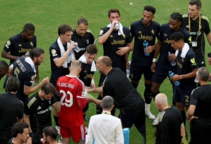 2025 FIFA 클럽 월드컵 경기 중 수분 공급을 위한 휴식을 갖는 선수들. 연합뉴스