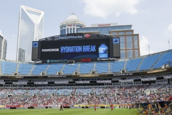 2025 FIFA 클럽 월드컵 경기에서 '수분 공급 휴식'을 알린 전광판. 연합뉴스