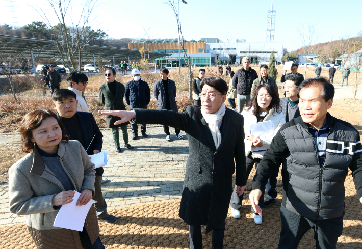 우범기 전주시장(가운데)이 9일 종합리싸이클링타운의 가로수 식재 현장을 살펴보고 있다. 전주시 제공